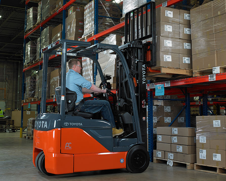 An operator using a Toyota forklift, taking advantage its hydraulic power to safely store his load